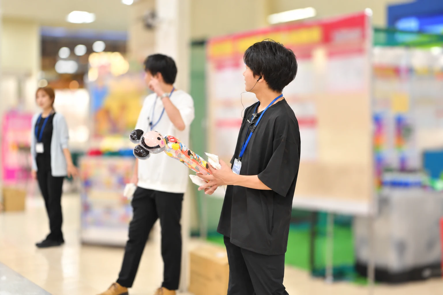 イベント会場で連携する男性スタッフたち
