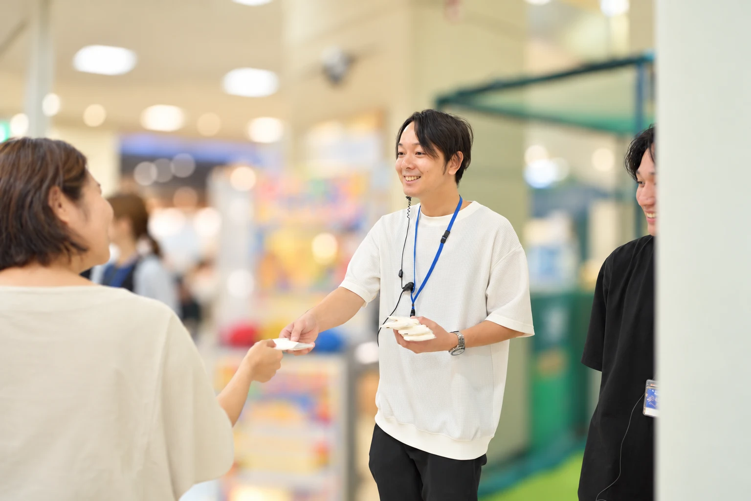 現場でお客様と話すスタッフ
