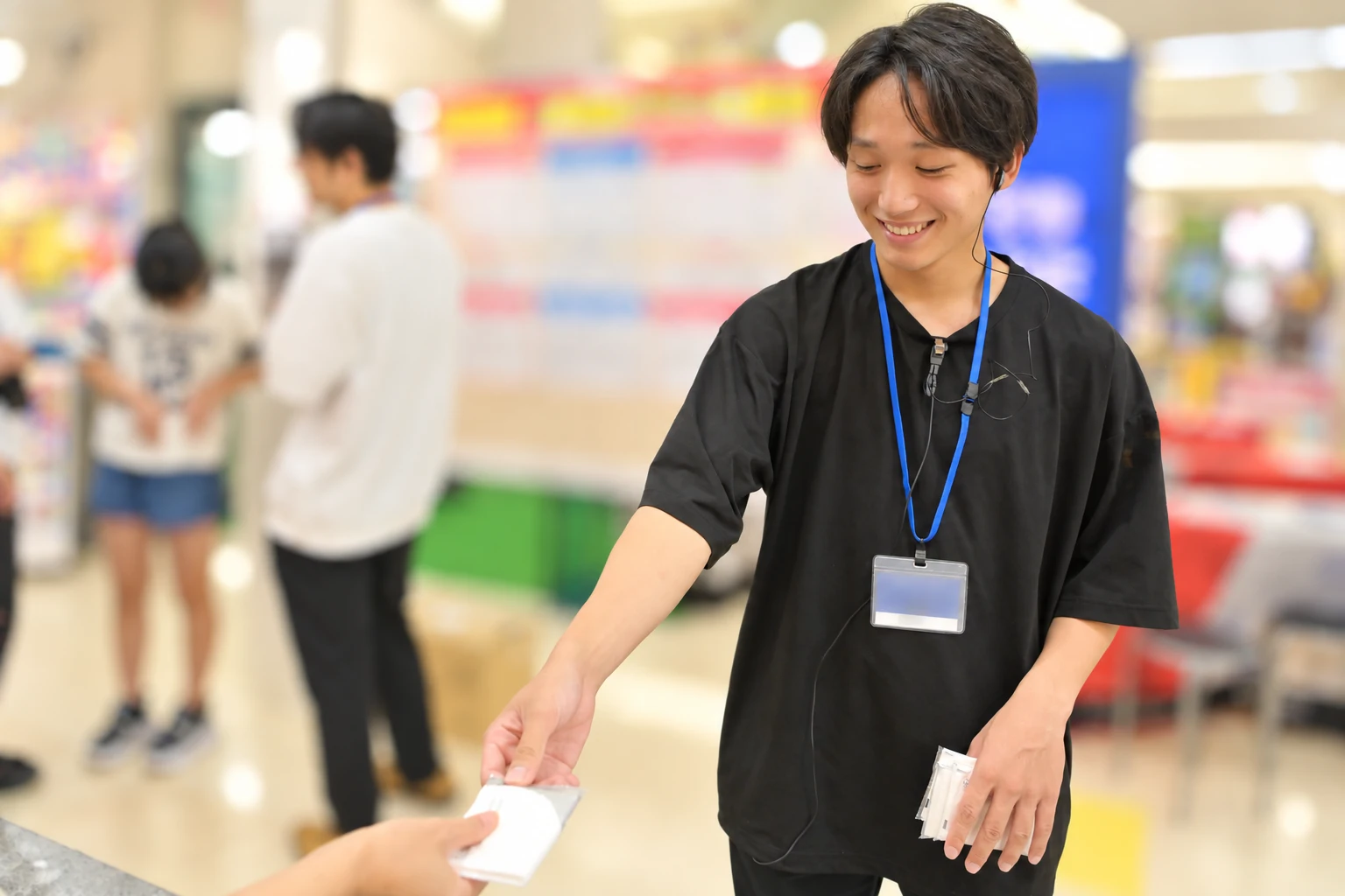笑顔でご案内するスタッフ